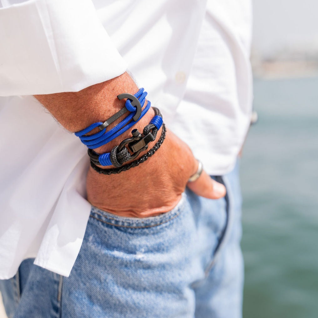 CAPTAIN Black Shackle Bracelet - Electric Blue